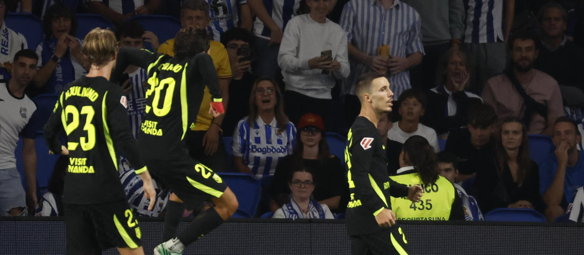 Alejandro Grimaldo celebra el primer gol del Atlético de Madrid en Anoeta