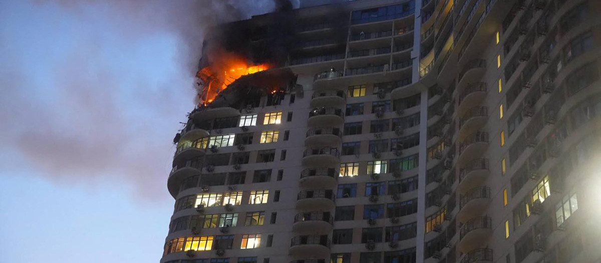 un edificio residencial de varias plantas con un incendio activo en los pisos superiores dañados tras un ataque en la ciudad ucraniana de Odesa,