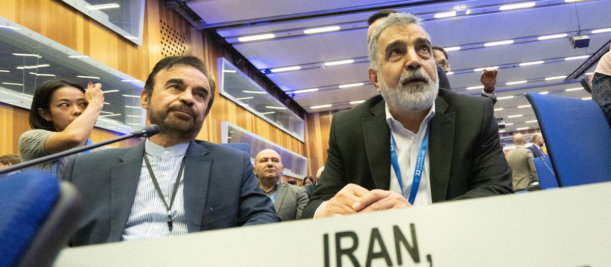 El embajador iraní ante la ONU en Viena, Reza Najafi (izquierda), y Behrouz Kamalvandi (derecha), portavoz de la Organización de Energía Atómica de Irán