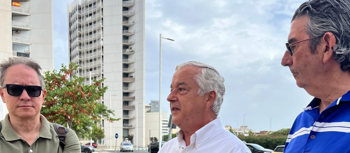 Imagen de Federico Torres, Pablo Benlloch y el decano en una obra de construcción industrializada