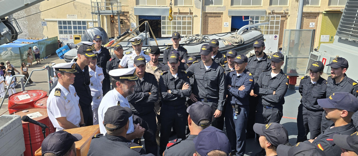 El Comandante de la Fuerza de Medidas Contraminas despide a la dotación del buque Turia