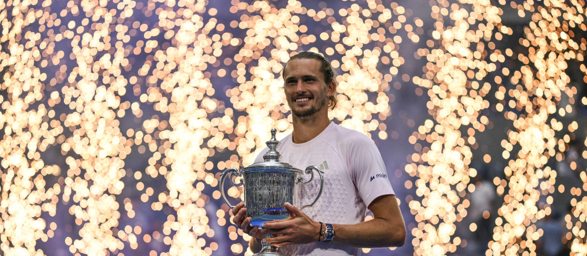 Alexander Zverev posa con el trofeo de campeón del US Open