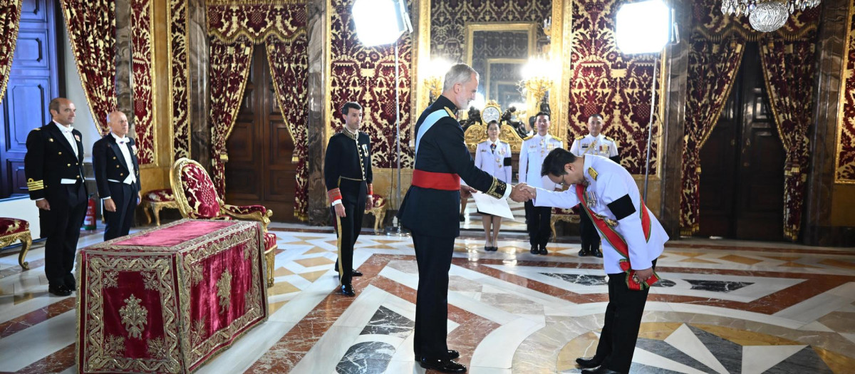 Don Felipe recibe al nuevo embajador de Tailandia, Cheevindh Nathalang, que lleva el brazalete de luto por la Reina Madre Sirikit, fallecida hace un año