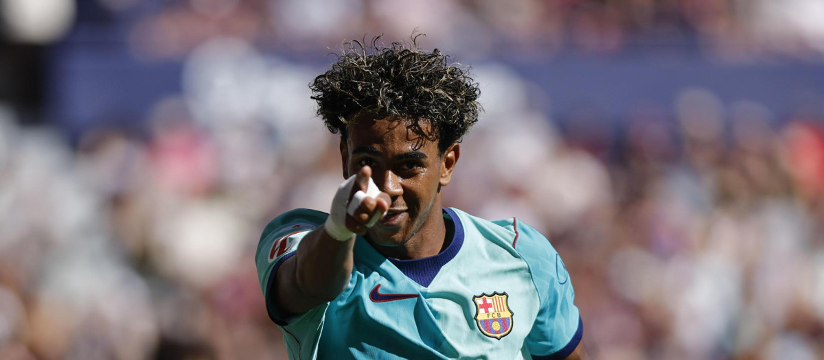 Lamine Yamal celebra tras anotar uno de sus dos goles ante el Levante