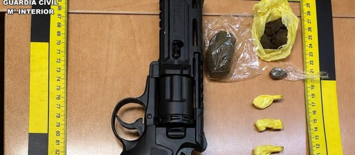 La Guardia Civil detiene a un vecino de Orense tras intervenirle hachís, cocaína y un revólver de aire comprimido en O Barco