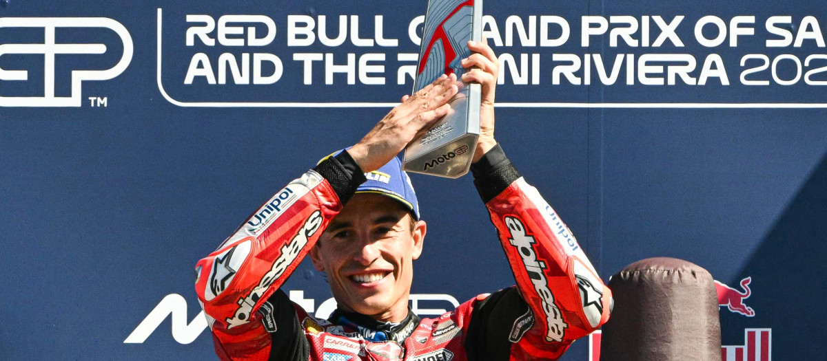 Marc Márquez sujeta el trofeo de ganador del GP de San Marino