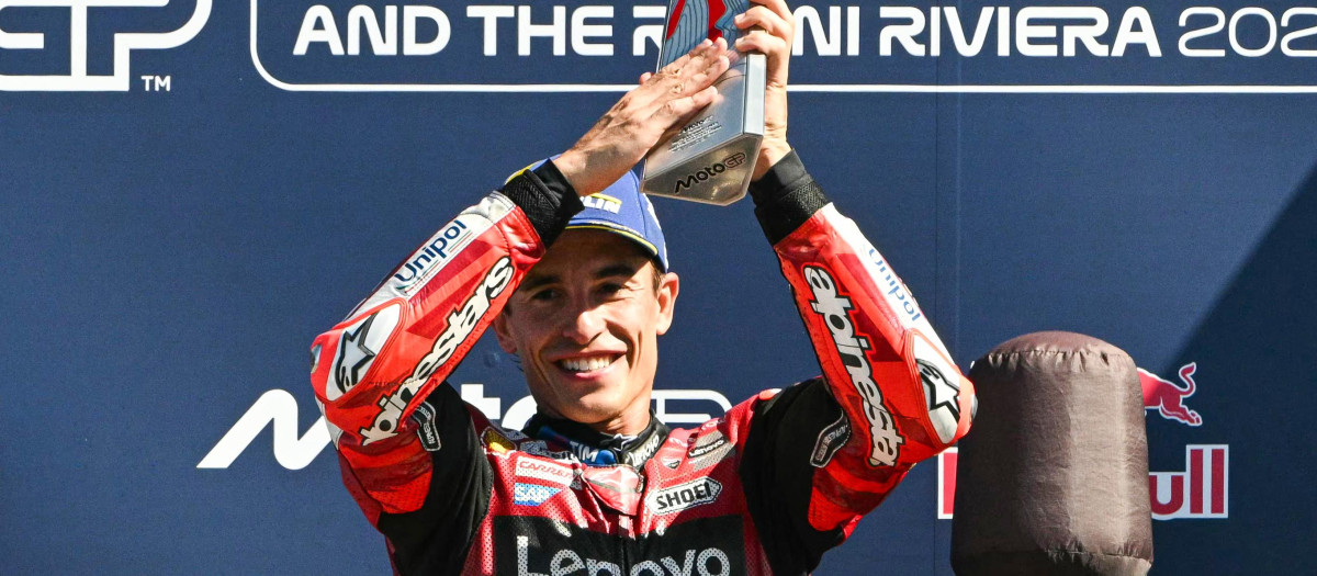 Marc Márquez sujeta el trofeo de ganador del GP de San Marino