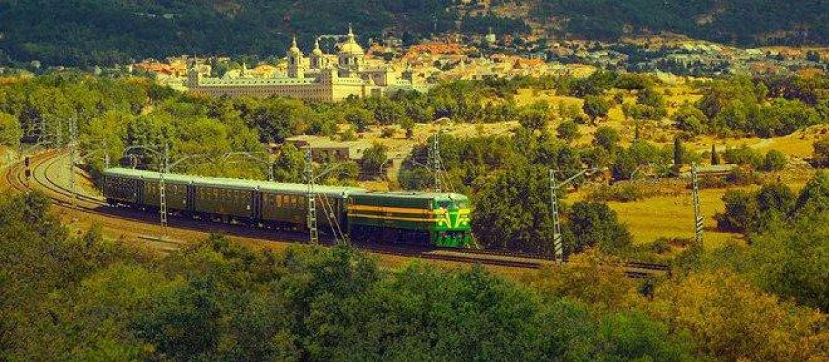 Tren de Felipe II con el monasterio de San Lorenzo de El Escorial al fondo