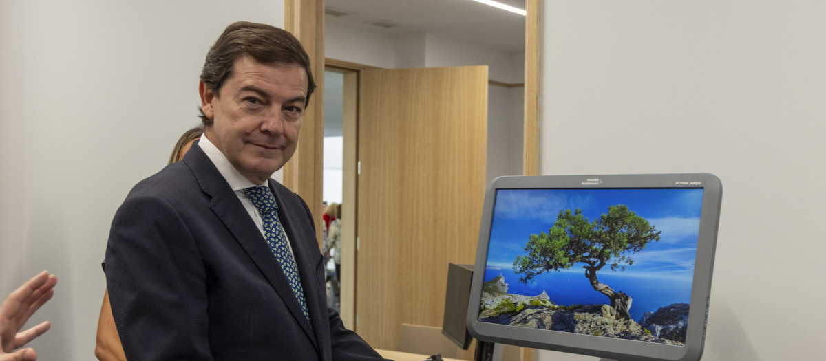 El presidente de la Junta de Castilla y León, Alfonso Fernández Mañueco, visita el nuevo Centro de Salud ''Prosperidad'' en Salamanca