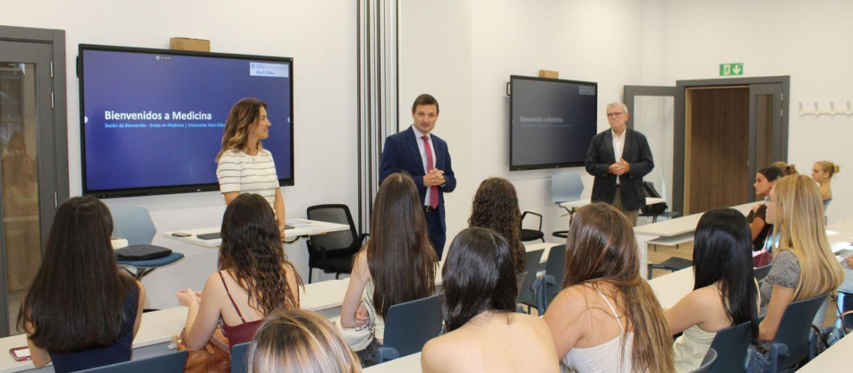 El rector de la UAO, Marcin Kazmierczak, da la bienvenida a los nuevos estudiantes de Medicina