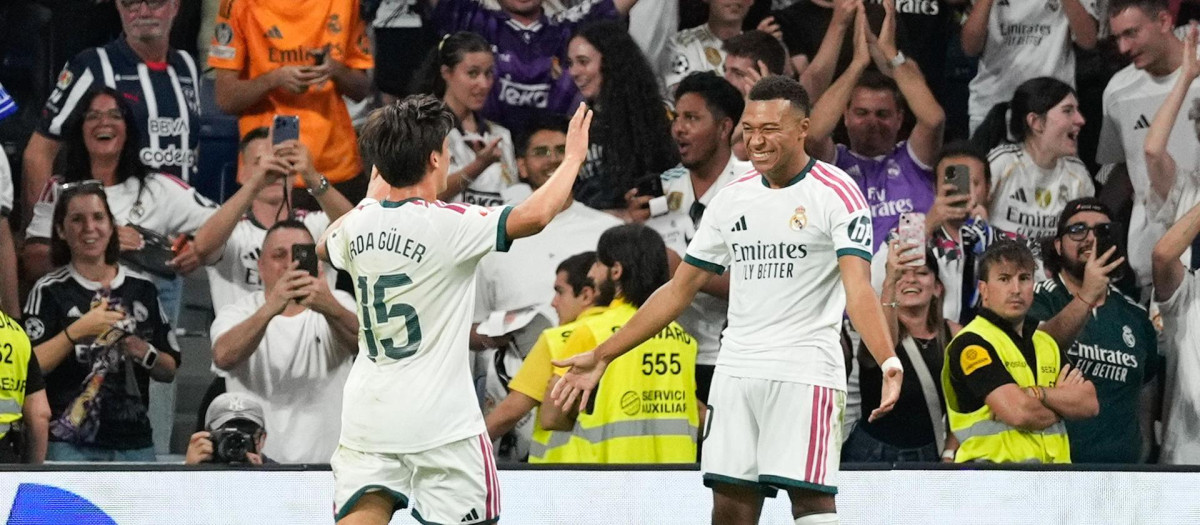 Kylian Mbappé (d) celebra su segundo gol ante el Rayo Vallecano