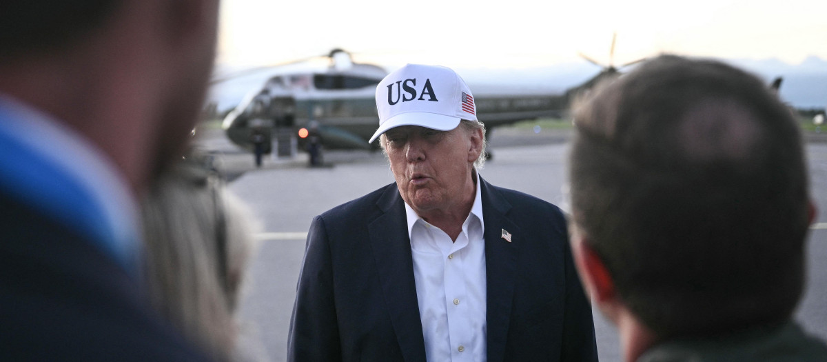 El presidente estadounidense Donald Trump habla con los medios de comunicación antes de abordar el Air Force One para partir del aeropuerto de Shannon, en el oeste de Irlanda
