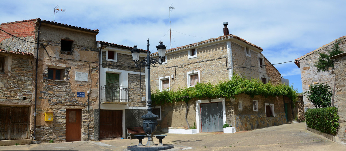 Localidad soriana de Valdeprado, con 7 habitantes censados y 38 inscritos en el exterior