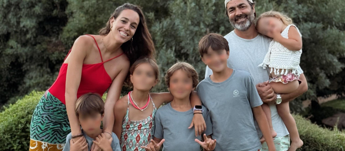 Marta, conocida en redes como @mommyseeker, junto a Álvaro y sus cinco hijos, cuyos rostros nos piden no compartir