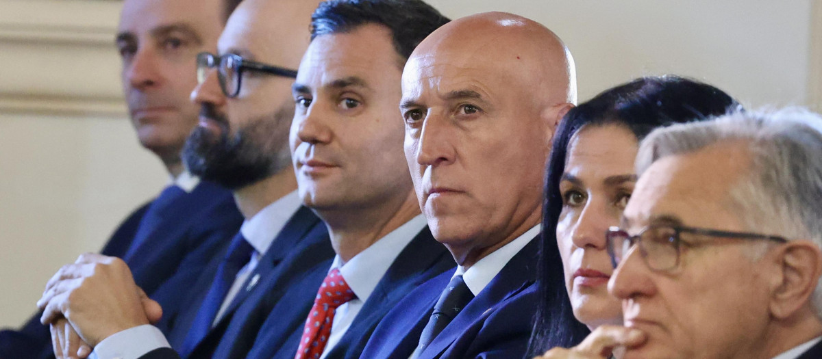 El secretario provincial del PSOE de León, Javier Alfonso Cendón, y el alcalde leonés, José Antonio Díez, con otras autoridades este lunes