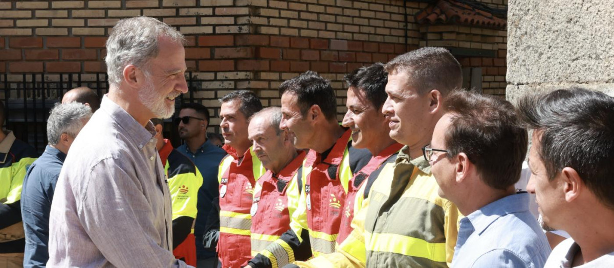 El Rey saluda a los efectivos que ayudaron a combatir los incendios del pasado verano en Extremadura