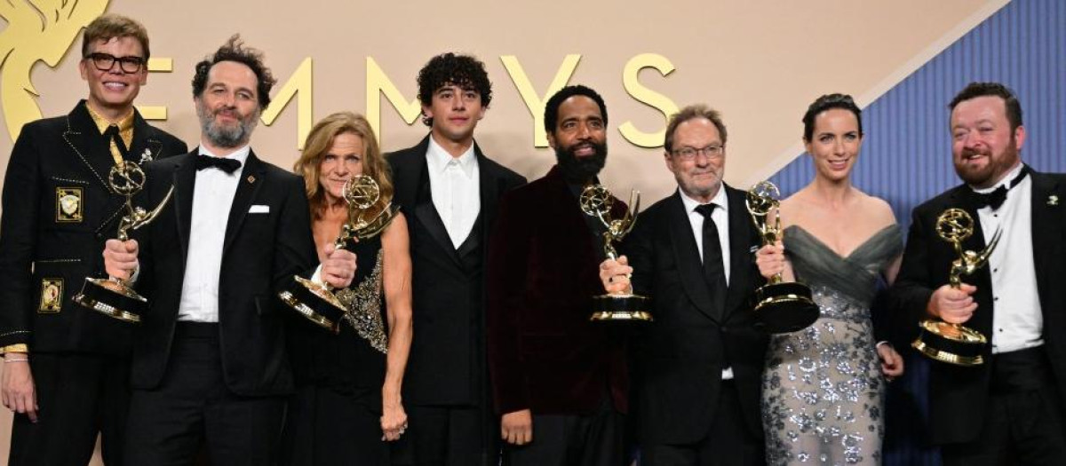 El reparto de «La maldición de Widow's Bay», ganador del Emmy a mejor serie de comedia