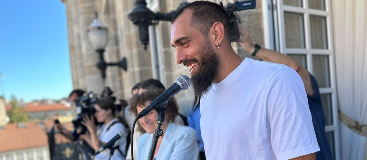 Iglesias en el balcón del Pazo de Raxoi.

REMITIDA / HANDOUT por AYUNTAMIENTO DE SANTIAGO
Fotografía remitida a medios de comunicación exclusivamente para ilustrar la noticia a la que hace referencia la imagen, y citando la procedencia de la imagen en la firma
14/9/2026