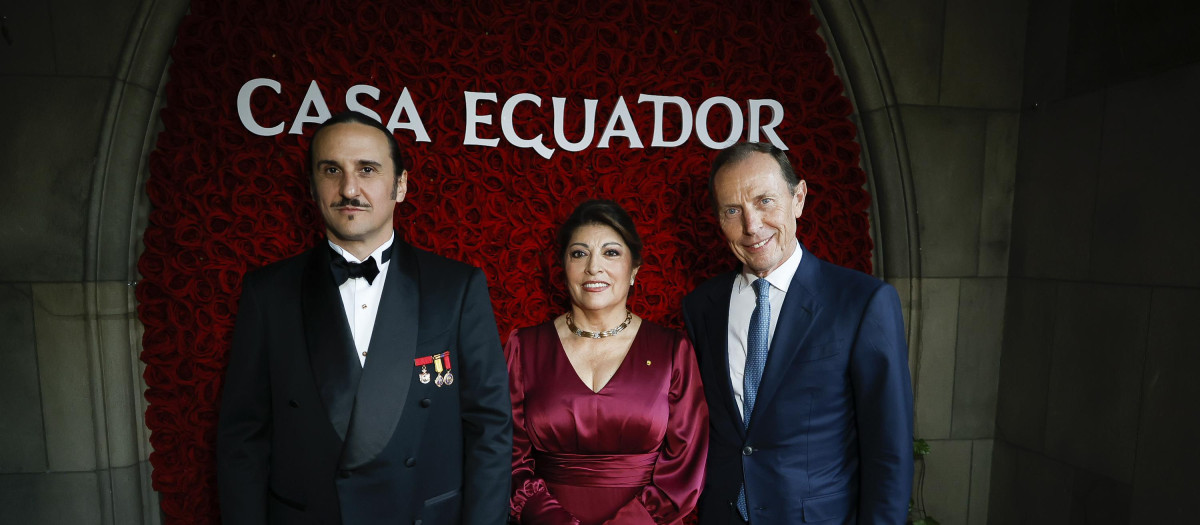 Luis Felipe Fernández-Salvador y Campodonico, VI Marqués de Lises y Wilma Andrade Muñoz, Embajadora de la República del Ecuador, posan junto al ex jugador Del Real Madrid, Emilio Butragueño (d), durante la Gala del Imperio Natural, patrocinada por TEON (The Embassy of Nature) con motivo del regreso de la Formula 1 a Madrid en la sede de la Casa Ecuador, en Madrid