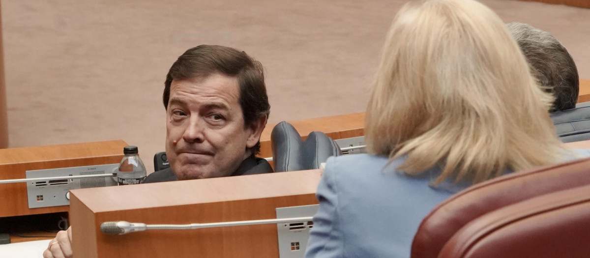 El presidente de la Junta de Castilla y León, Alfonso Fernández Mañueco, en el Pleno de las Cortes