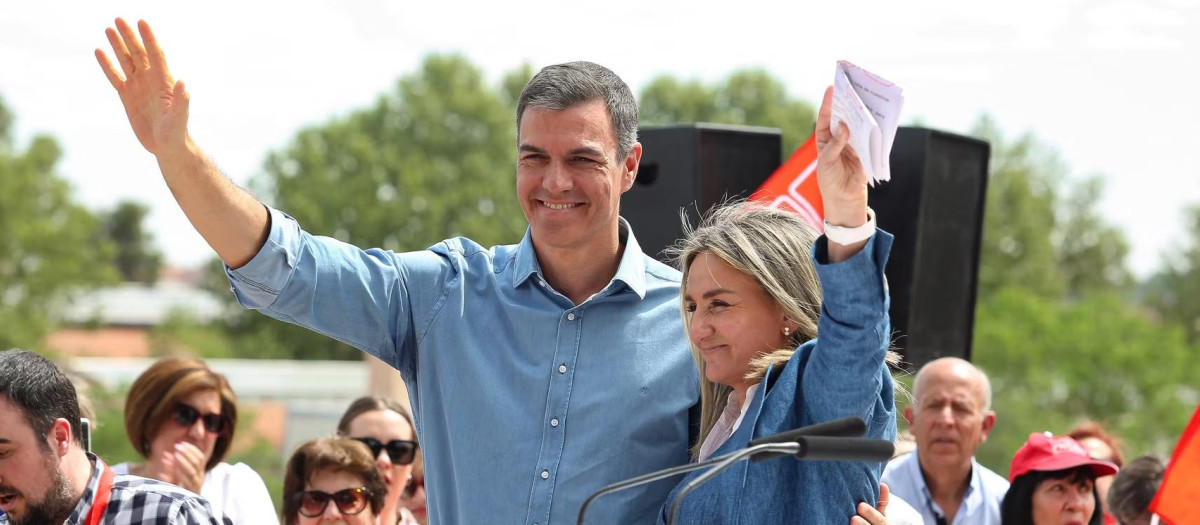 (FOTO DE ARCHIVO) Pedro Sánchez y Milagros Tolón en un mitin
