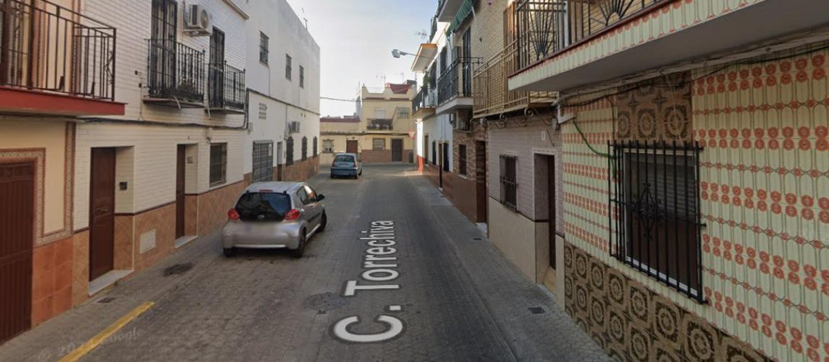 Calle Torrechiva, en el barrio sevillano de Torreblanca, donde ha ocurrido el crimen