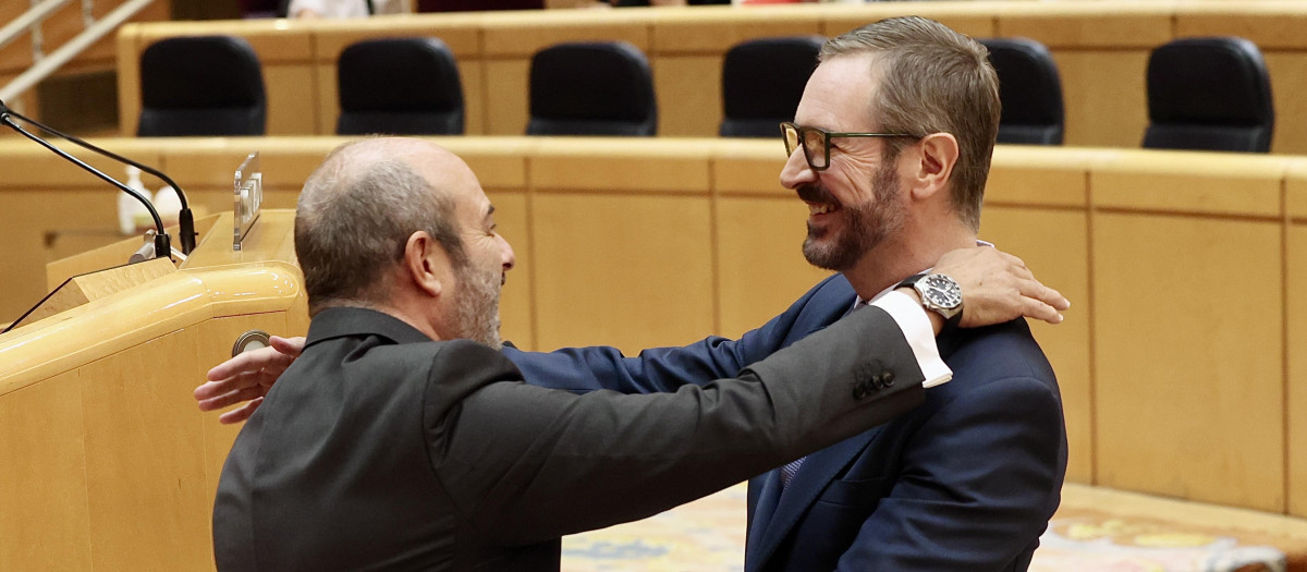 Javier Maroto abraza al presidente del Senado, Pedro Rollán