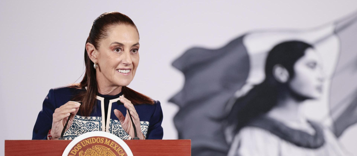 La presidenta de México, Claudia Sheinbaum, habla durante una rueda de prensa este lunes, el en Palacio Nacional de Ciudad de México (