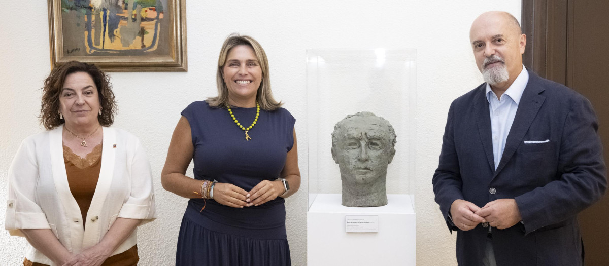 Imagen de Marta Barrachina junto al busto de Federico García Moliner