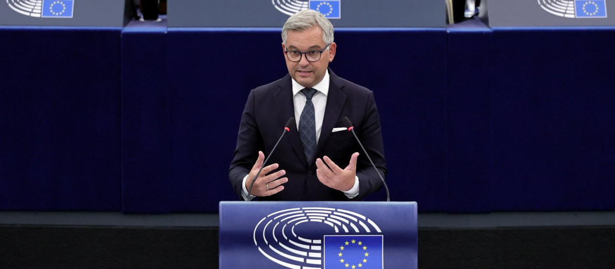 El comisario europeo de Interior y Migraciones, Magnus Brunner, en el debate que ha tenido lugar en Estrasburgo