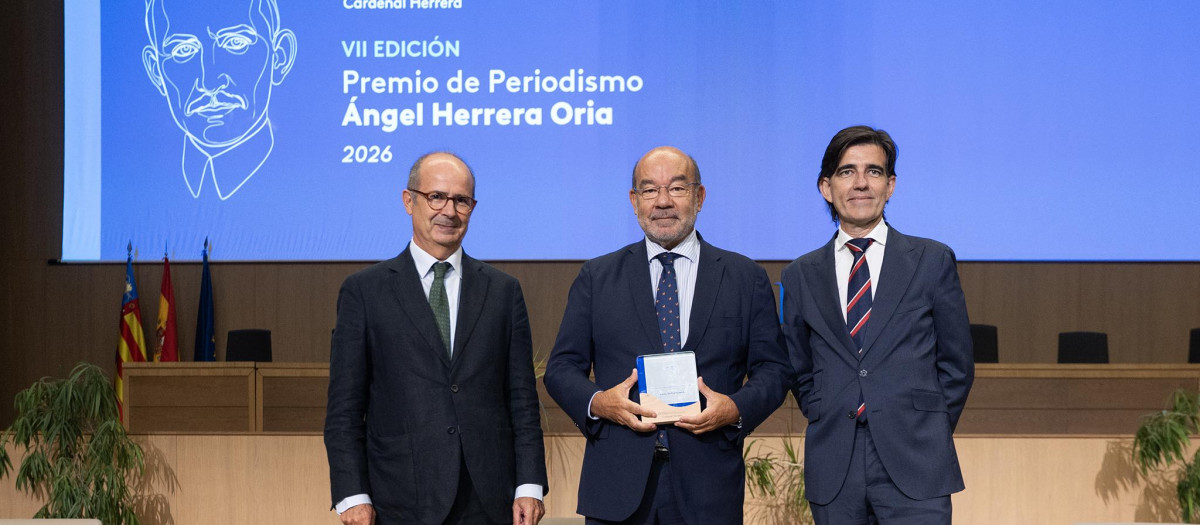 Ángel Expósito durante la entrega del premio junto al rector, Higinio Marín (izquierda) y el decano de la Facultad de Humanidades y Ciencias de la Comunicación, José Amiguet (derecha)