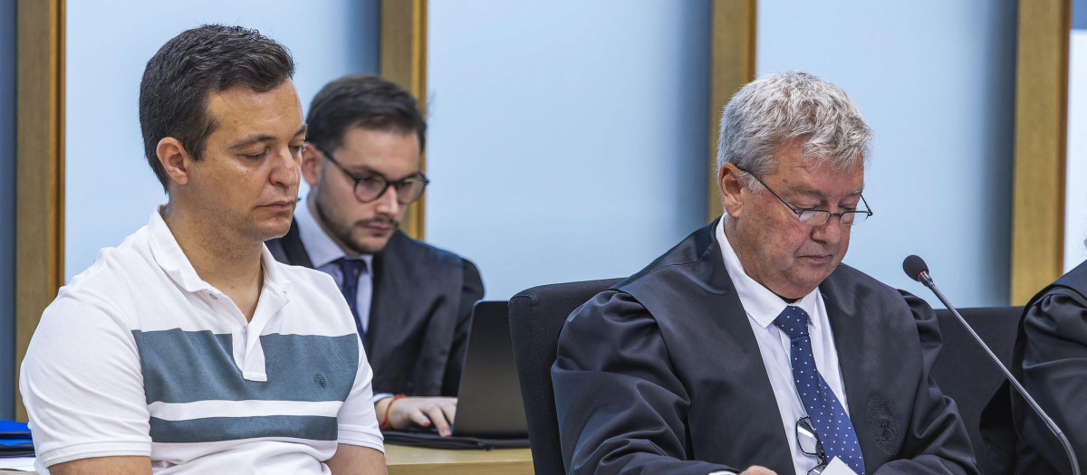 Un momento del juicio que se sigue en la Audiencia Provincial, por el asesinato a cuchilladas de un hombre en octubre de 2024 en Aranda de Duero (Burgos), suegro del acusado, para el que el Ministerio Fiscal pide casi 30 años de prisión. EFE/ Santi Otero