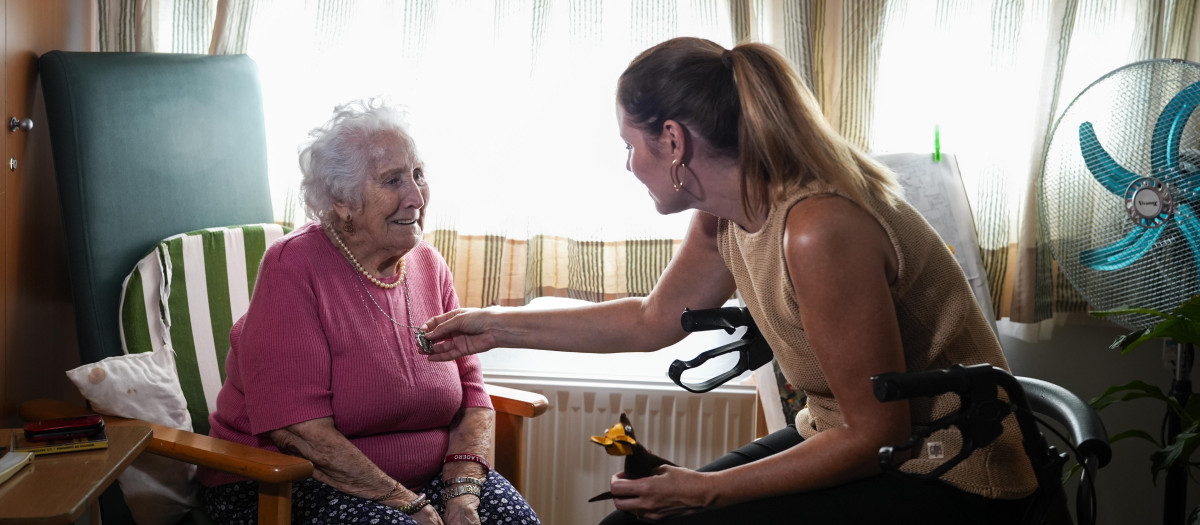 La consejera Dávila ha visitado hoy la Residencia Villa del Prado, cuyos residentes y profesionales permanecieron confinados