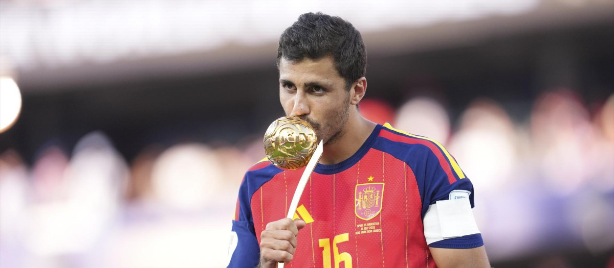 Rodri Hernández, con el Balón de Oro a mejor jugador del Mundial
