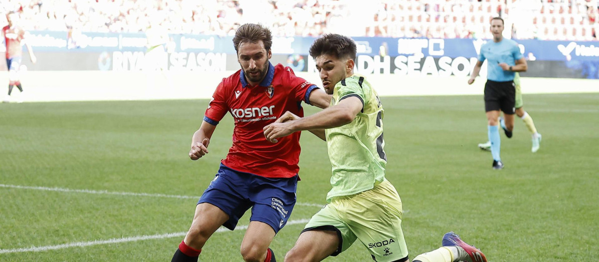 Javier Hernández (d) realiza un disparo durante el partido de la quinta jornada de Liga disputado entre el Osasuna y el Espanyol