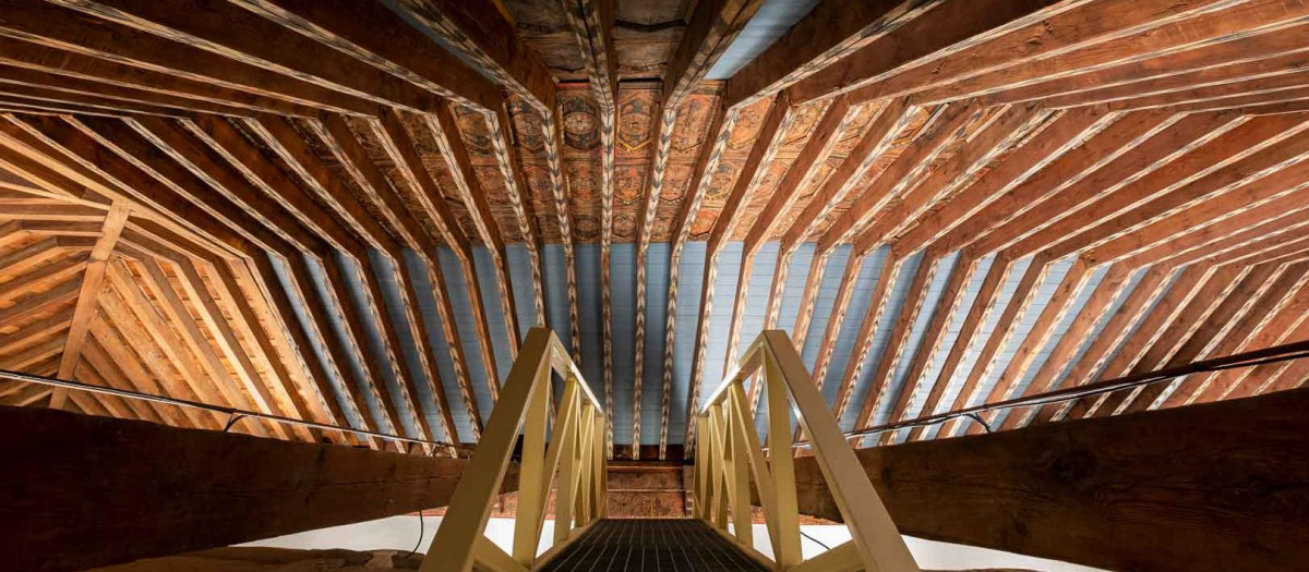 La restauración del edificio en 1988 permitió hacer visitarle los artesonados originales sobre las bóvedas de yesería