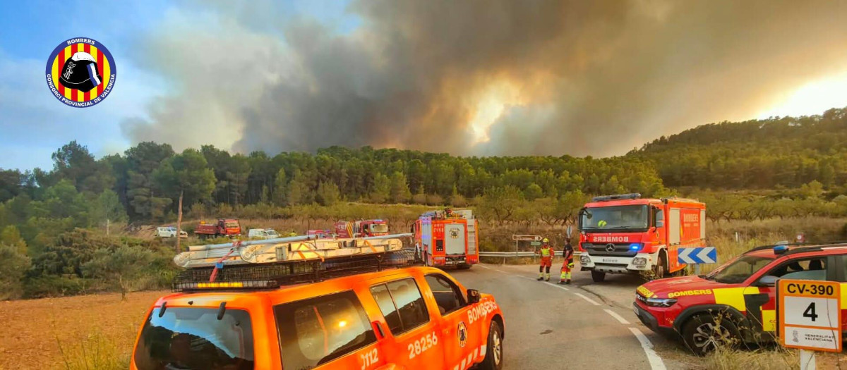Imagen tomada este martes de efectivos de bomberos en el incendio declarado en Tuéjar, Valencia