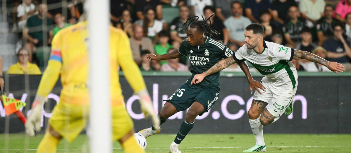 Diomande pelea por un balón en el Elche - Real Madrid