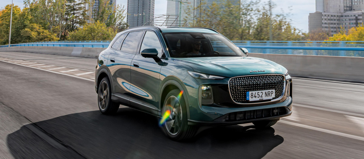 Un coche atractivo y estéticamente elegante y moderno