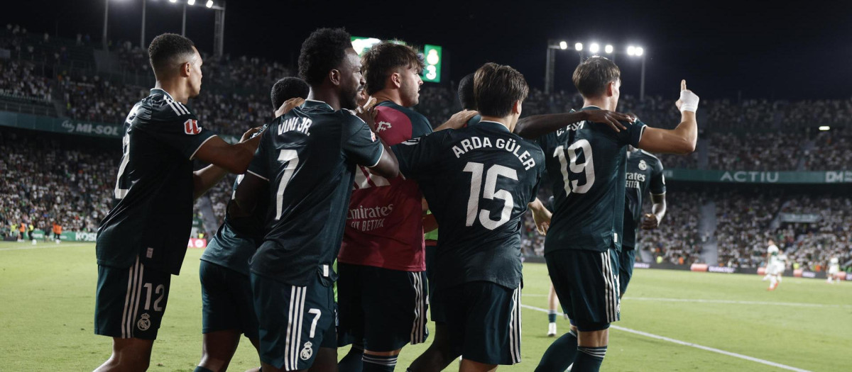 Carlos Espí celebra el 2-3 en el Martínez Valero para dar la victoria al Real Madrid