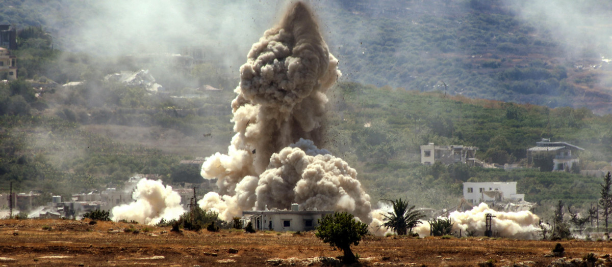 Aldea libanesa de al-Haniyya muestra el humo que se eleva desde el lugar de un ataque aéreo israelí
