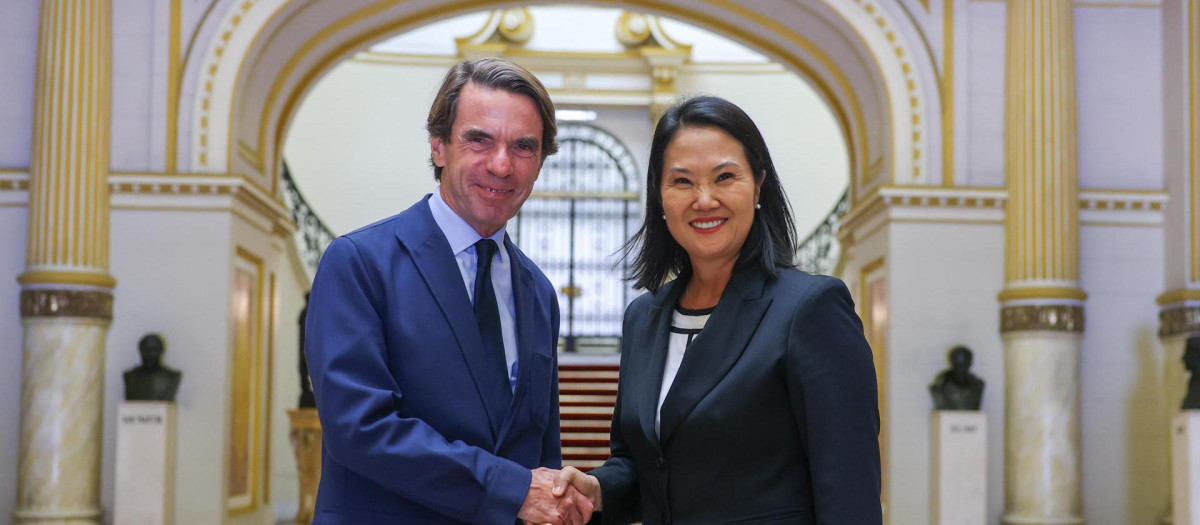 Keiko Fujimori junto al expresidente del gobierno de España, José María Aznar