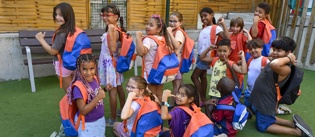 Niños y niñas usuarios de CaixaProinfancia posan con su nuevo material escolar