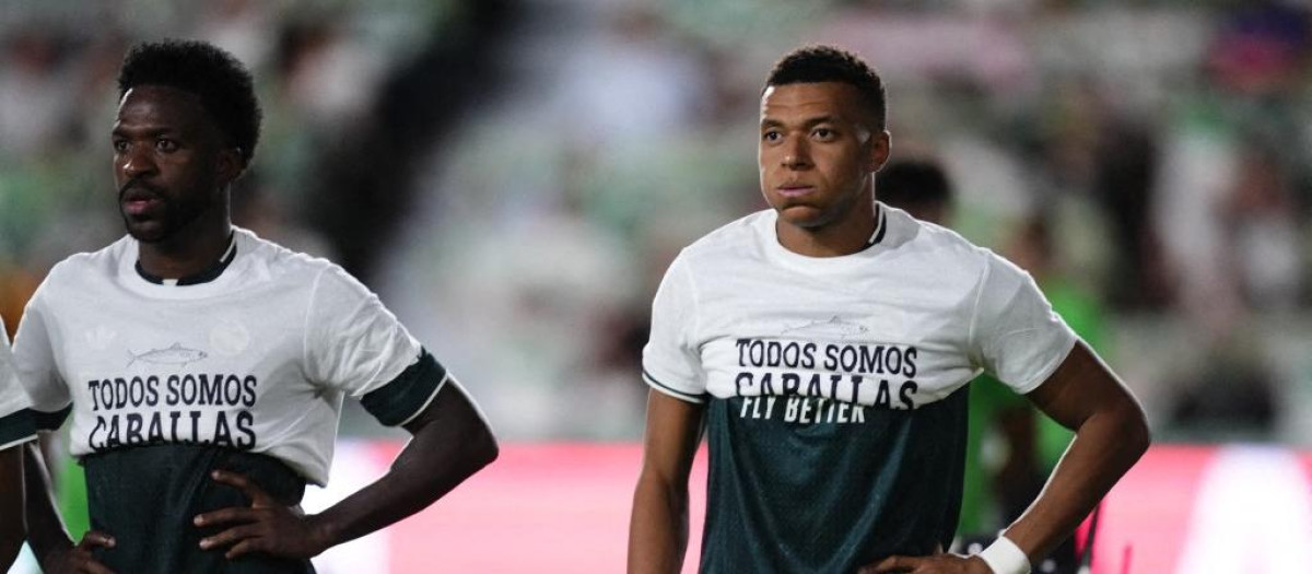 Mabappé y Vinicus se malponen la camiseta en apoyo a Ceuta
