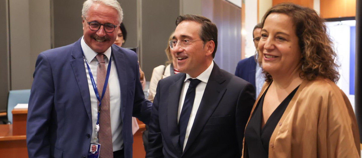 El ministro de Asuntos Exteriores, José Manuel Albares, con la presidenta de los socialistas europeos, Iratxe García, la semana pasada