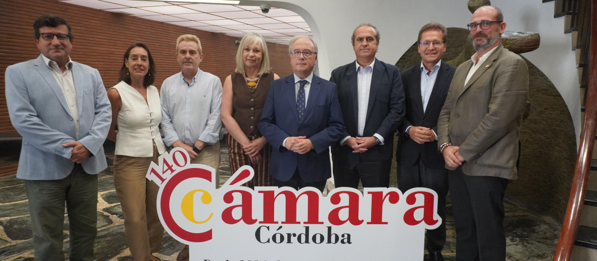 El comité ejecutivo de la Cámara de Córdoba con el logo conmemorativo del 140 aniversario