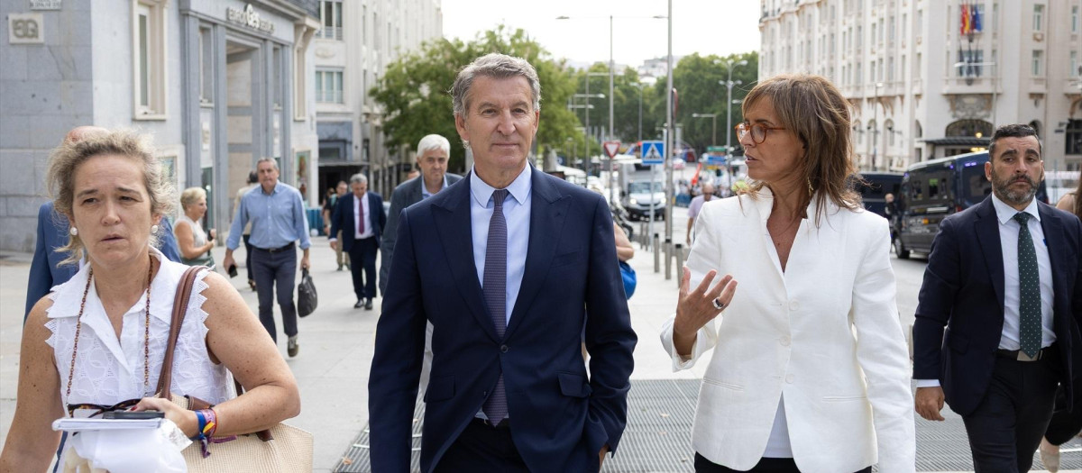 El presidente del Partido Popular, Alberto Núñez Feijóo, a su salida de una sesión plenaria, en el Congreso 
Jesús Hellín / Europa Press
16/9/2026