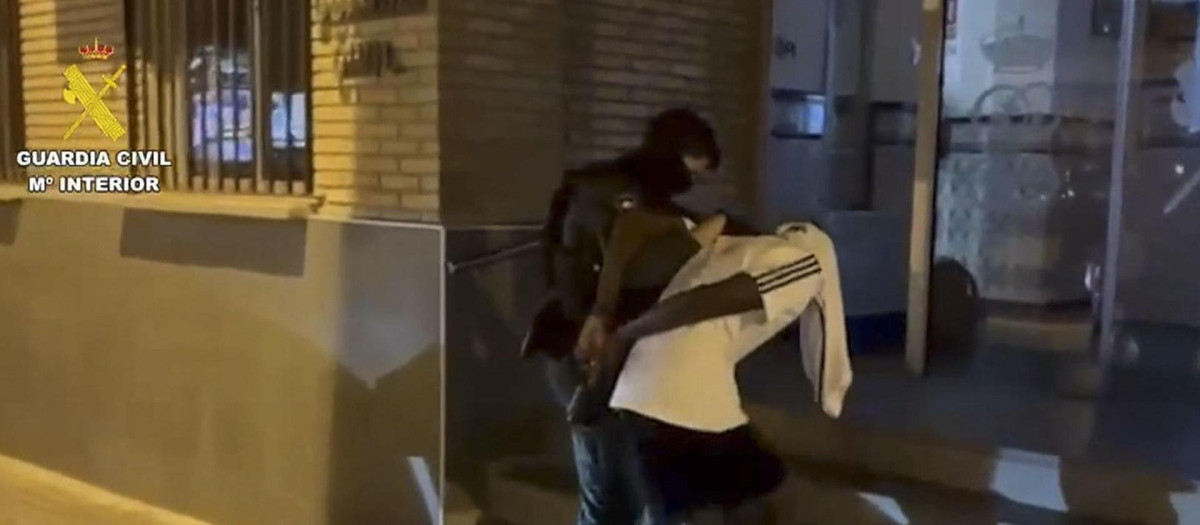 Uno de los presuntos sicarios detenidos en relación con el tiroteo de Isla Cristina (Huelva)