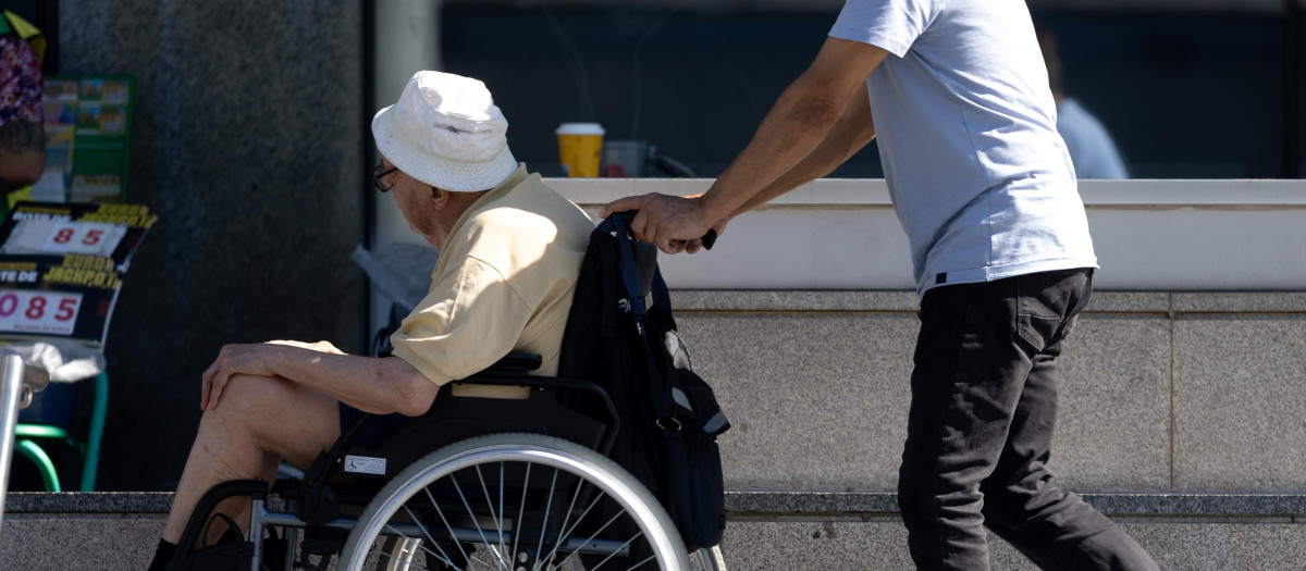 Una persona en silla de ruedas, en Madrid