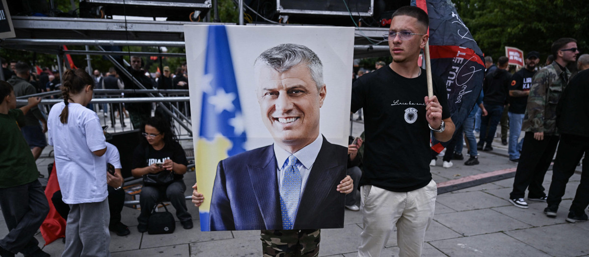 Una pancarta con la imagen del expresidente kosovar Hashim Thaci, en Pristina